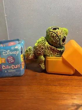 097629538755 BILLSITOY Disney Cutie Cuff Pascal Chase