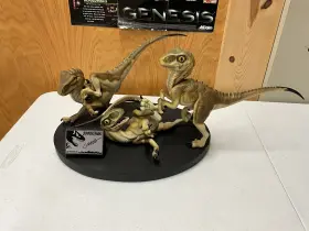 903524 CHRONICLE SIDESHOW Jurassic Park Mccreerys Baby Box
