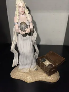 762112033719 DARK HORSE Deluxe Daenerys Targaryen Figure Game