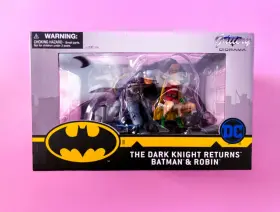 699788833520 DIAMOND SELECT Gallery Batman Robin Knight