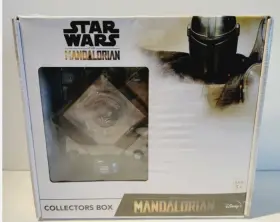 MANDBXQ321WG DISNEY Star Wars Mandalorian Collectors Box Coin