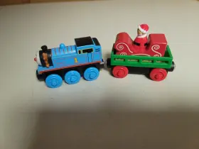 Y5420 FISHER-PRICE Thomas Wooden Railway Christmas Santas