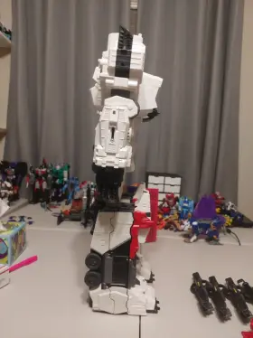 A2411 HASBRO Transformers Generations Titan Metroplex Autobot #2