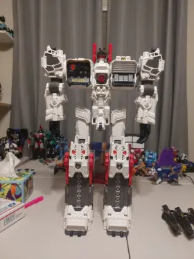 A2411 HASBRO Transformers Generations Titan Metroplex Autobot