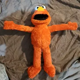 A4256 HASBRO Elmo Singing Talking Big Hugs Toy Sesame Street