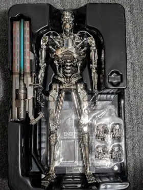 MMS352 HOT TOYS Terminator Genisys Endoskeleton Figure