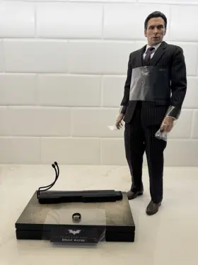 MMS750 HOT TOYS Knight Bruce Wayne Suited Figure Scale