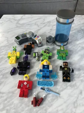 10763-03085-WK JAZWARES Roblox Heroes Robloxia Figures Mix