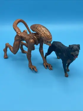 048242313151 LANARD Alien Xenomorph Warrior Runner Dog Action #2