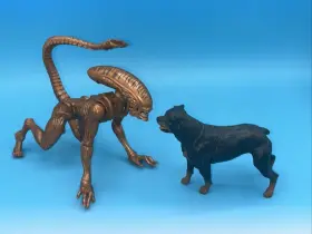 048242313151 LANARD Alien Xenomorph Warrior Runner Dog Action #3