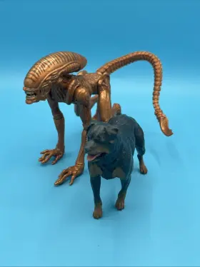 048242313151 LANARD Alien Xenomorph Warrior Runner Dog Action