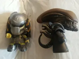 052473116523 LOOT CRATE Alien Vs Predator Avp Titans Figures