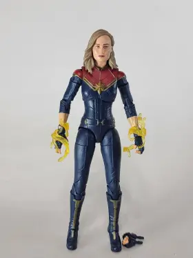 F3680 MARVEL LEGENDS Hasbro Captain Marvels Action Figure