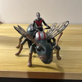 MMHUK007Z39 MARVEL Hottoys Collectors Ant Figure Giant Flying