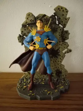 081621FL MATTEL Superman Select Sculpture Invulnerable Figure