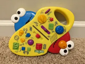 B9029 MATTEL Sesame Street Giggle Sensory Sound Station Toy