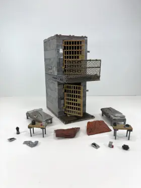 MCT128840 MCFARLANE TOYS Walking Set Upper Lower Prison Cell