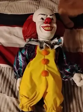 43053 MEZCO Pennywise Scale Action Figure