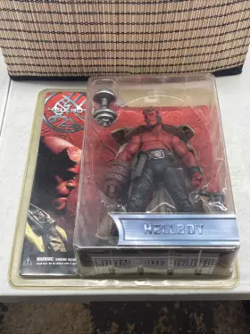 696198150322 MEZCO Hellboy Dumbbell Figure Movie Toyz