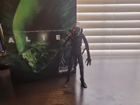 76114 MEZCO Toyz Collective Alien Action Figure