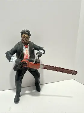 MEZ25010E MEZCO Texas Chainsaw Massacre Cinema Fear