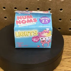 035051548355 MGA ENTERTAINMENT Num Noms Scented Light Up Ring