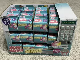 6693 MGA ENTERTAINMENT Num Noms Lights Mystery Pack Scented