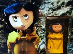 634482495032 NECA Reel Toys Coraline Raincoat Figure