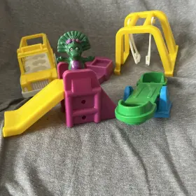 754272299494 PLAYSKOOL Barney Dinosaur School House Play Set