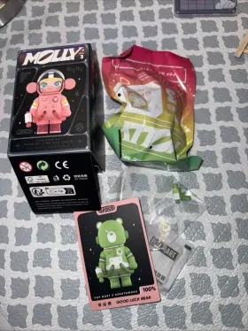 941848230324 POP MART Molly Space Luck Bear Figure Bag Box