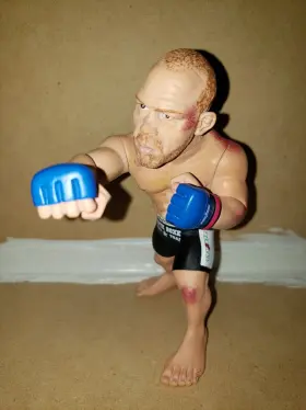 628135200111 ROUND 5 Ufc Ultimate Collector Versus Injured