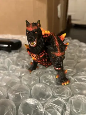 42451 SCHLEICH Eldorado Hellhound Action Figure Toy Wolf Lava