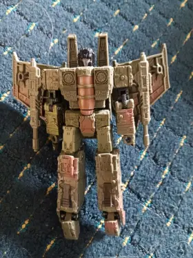 F09755L00 TRANSFORMERS War Cybertron Sparkless Seeker Action