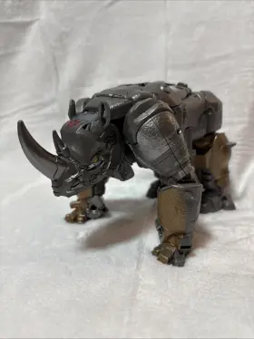 F4643 TRANSFORMERS Rhinox Smash Changers Action Figure Steps