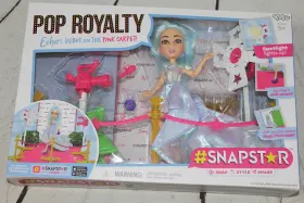 812534030909 YULU Snapstar Pop Royalty Echos Debut Carpet
